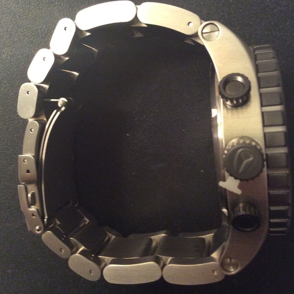 NIXON 51-30 Chronograph Gunmetal Dial - Picture 4 of 8